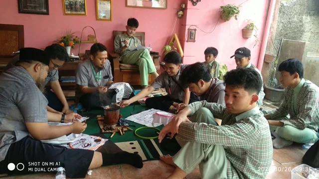 Siswa SMPNIT Arkan Cendekia belajar mencanting Batik Kota Bekasi di Workshop Batik Sri.